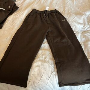 Alo Yoga - Accolade Sweatpant (hemmed). Size Small. Color Espresso.